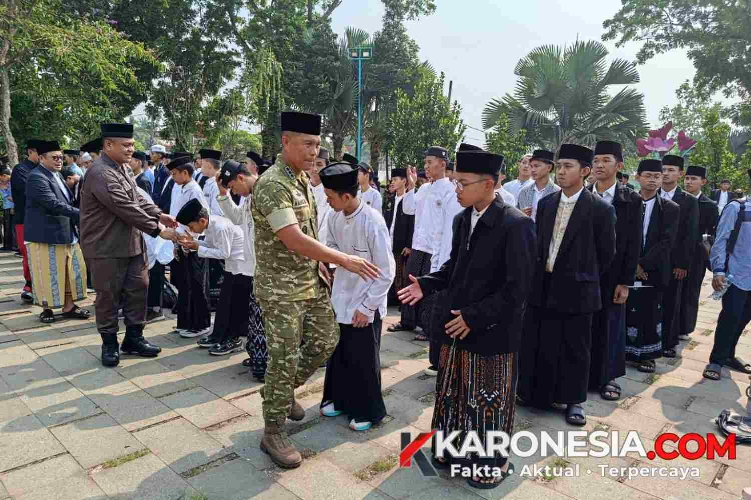 Dandim 0506 Tangerang Kolonel Inf M. Alharidz Unus bersalaman dan menyapa para santri saat Peringatan Hari Santri 2026.