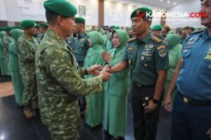 Pangdam Jaya memberikan ucapan selamat kepada Dandim 0506 Tangerang Kolonel Inf Moh Alharidz Unus saat Laporan Korps kenaikan pangkat.