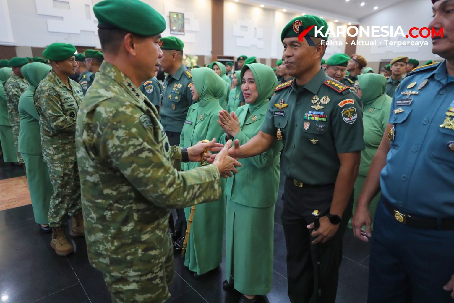 Pangdam Jaya memberikan ucapan selamat kepada Dandim 0506 Tangerang Kolonel Inf Moh Alharidz Unus saat Laporan Korps kenaikan pangkat.