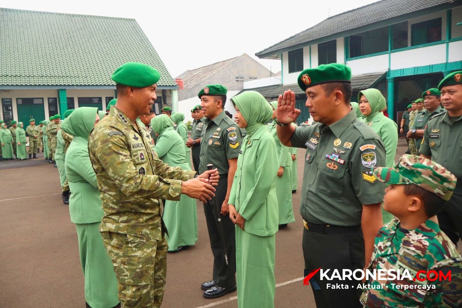 Dandim 0506/Tangerang bersalaman dengan prajurit dan istri yang naik pangkat dalam acara laporan korps di Makodim
