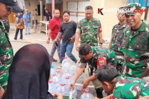 Petugas TNI mengisi galon air milik warga Kampung Koceak saat distribusi air bersih di Keranggan Tangerang Selatan.