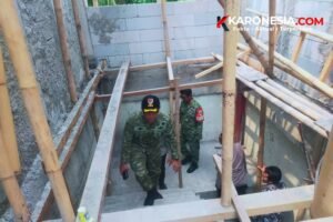 Komandan Kodim 0506/Tangerang Kolonel Inf M. Alharidz Unus menaiki tangga saat meninjau revitalisasi SMKN 7 Tangerang Selatan