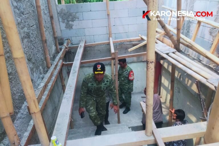 Komandan Kodim 0506/Tangerang Kolonel Inf M. Alharidz Unus menaiki tangga saat meninjau revitalisasi SMKN 7 Tangerang Selatan