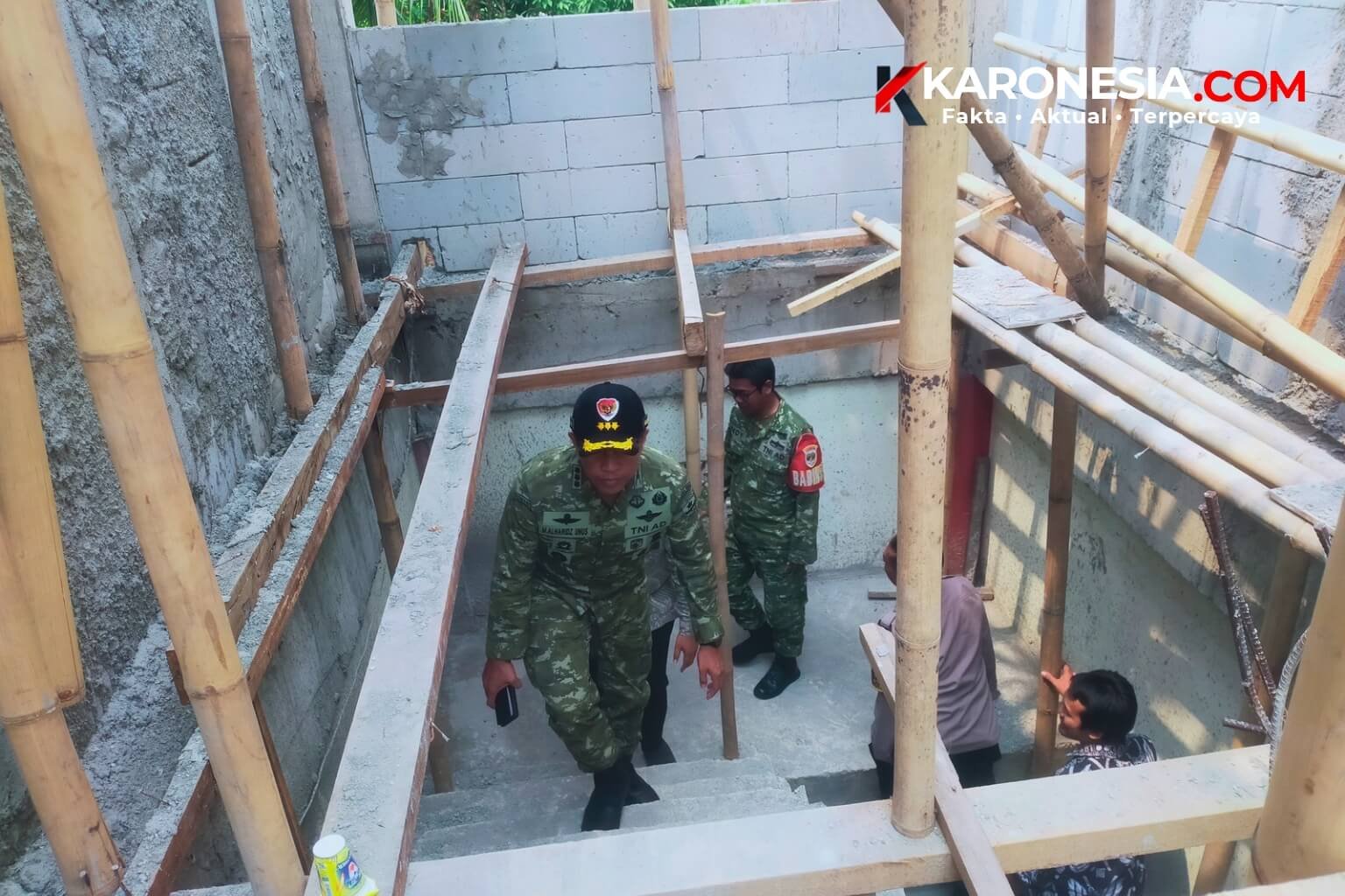 Komandan Kodim 0506/Tangerang Kolonel Inf M. Alharidz Unus menaiki tangga saat meninjau revitalisasi SMKN 7 Tangerang Selatan