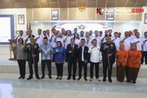 Dandim 0510 Tigaraksa Letkol Inf Yudha Fuady Putra foto bersama pengurus PWI Kabupaten Tangerang dan jajaran Forkopimda di GSG Tigaraksa.