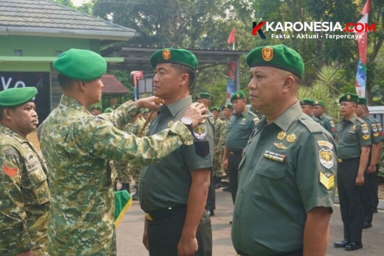 Dandim Letkol Inf Yudha Fuady Putra memasangkan tanda pangkat baru kepada prajurit Kodim 0510/Tigaraksa.