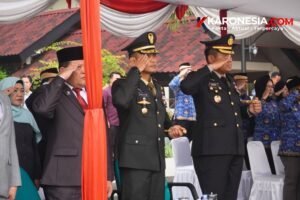 Dandim 0510/Tigaraksa Letkol Inf Yudha Fuady Putra dan Kapolresta Tangerang hormat saat upacara Hari Kesaktian Pancasila di Puspemkab Tangerang.