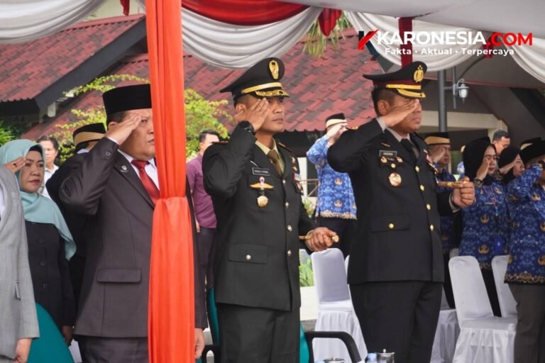 Dandim 0510/Tigaraksa Letkol Inf Yudha Fuady Putra dan Kapolresta Tangerang hormat saat upacara Hari Kesaktian Pancasila di Puspemkab Tangerang.