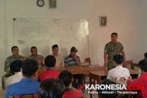 Danramil 03 Legok Mayor Inf Khoiril Anwar saat memberikan sosialisasi penerimaan Bintara dan Tamtama TNI AD 2026 di SMK Al-Ikhlas Tangerang.