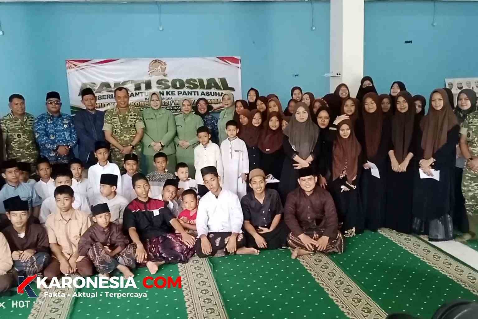 Danrem 052/Wijayakrama Brigjen TNI Faizal Rizal berfoto bersama santri dan pengurus Pondok Pesantren Bahrul Ulum di Pondok Aren, Tangerang Selatan