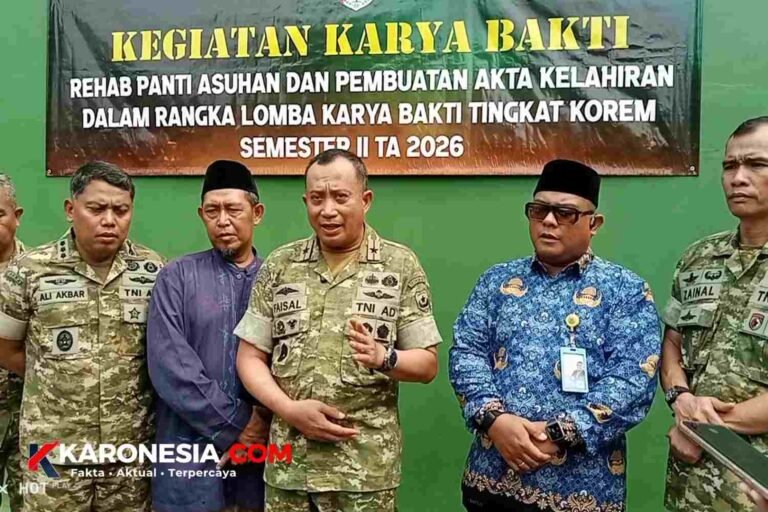 Danrem 052/Wijayakrama Brigjen TNI Faizal Rizal memberi keterangan di lokasi karya bakti rehab panti asuhan di Pondok Aren, Tangerang Selatan