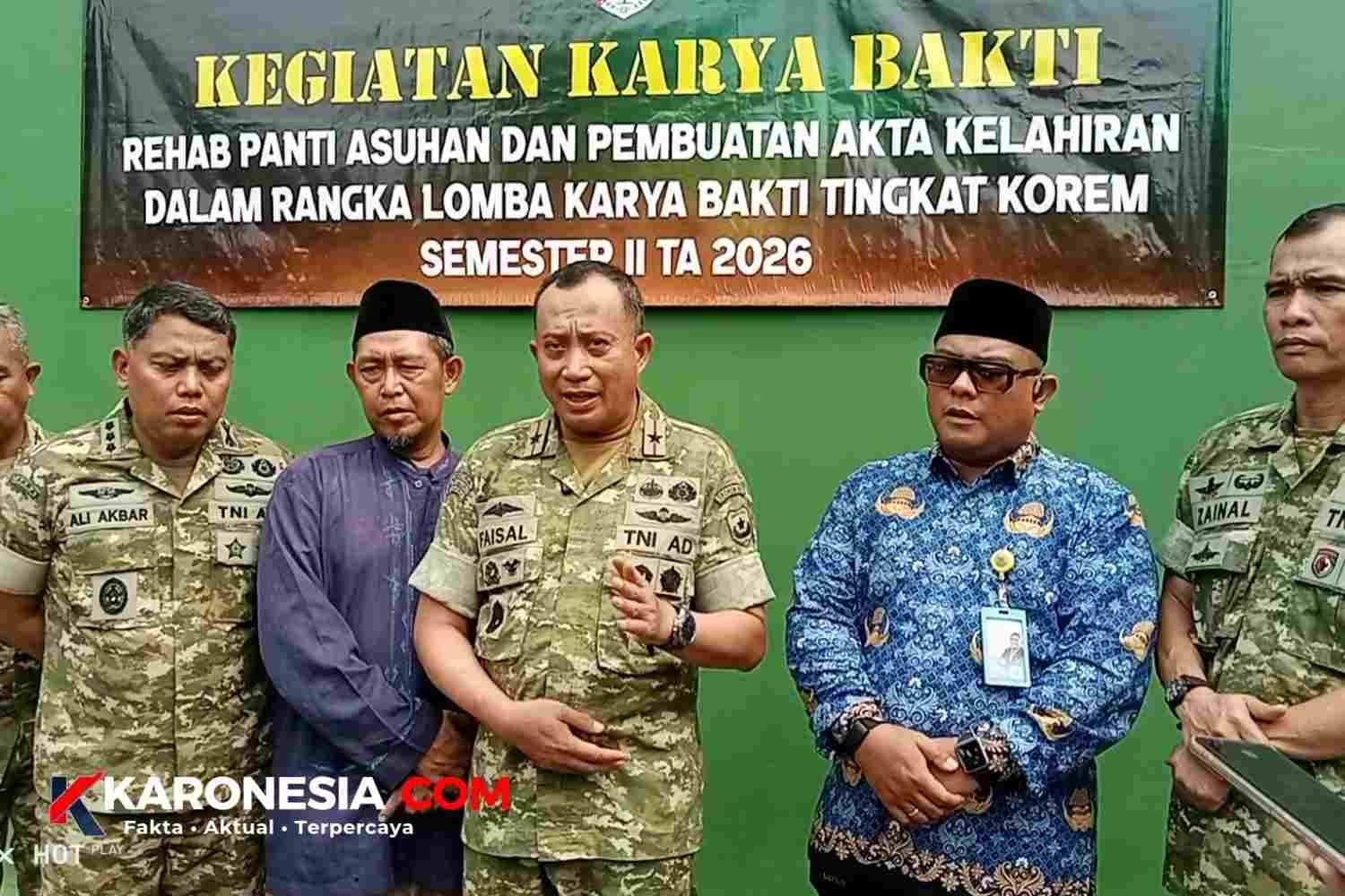 Danrem 052/Wijayakrama Brigjen TNI Faizal Rizal memberi keterangan di lokasi karya bakti rehab panti asuhan di Pondok Aren, Tangerang Selatan