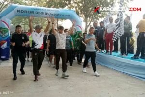 Danrem 052/Wijayakrama bersama jajaran dan warga mengangkat tangan saat start olahraga bersama HUT TNI ke-81 di PIK 2