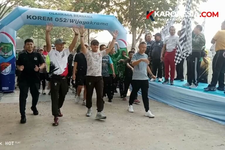 Danrem 052/Wijayakrama bersama jajaran dan warga mengangkat tangan saat start olahraga bersama HUT TNI ke-81 di PIK 2