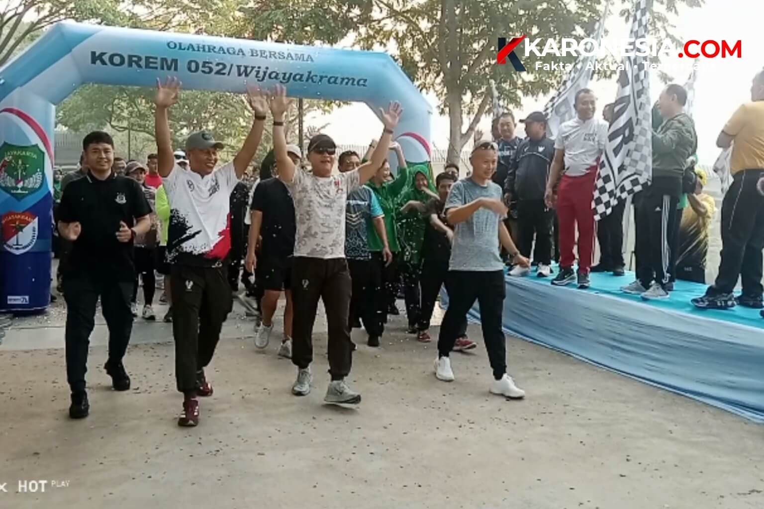 Danrem 052/Wijayakrama bersama jajaran dan warga mengangkat tangan saat start olahraga bersama HUT TNI ke-81 di PIK 2