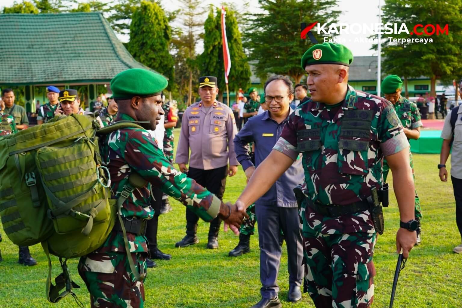 Danrem 081/DSJ berjabat tangan dengan prajurit Yonif 511/DY yang tiba dari Papua di Blitar