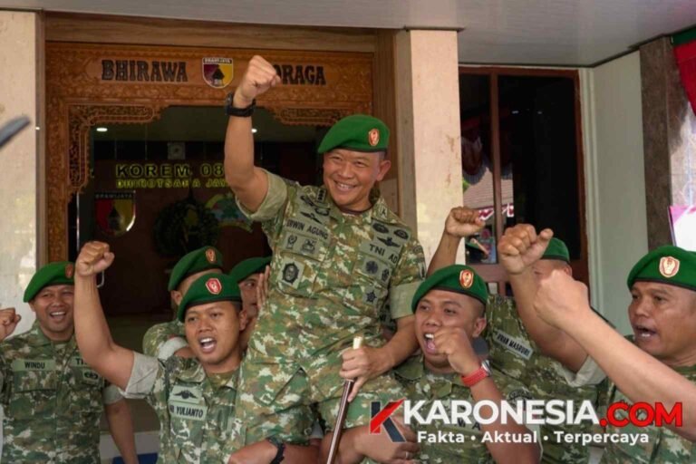 Danrem 081/DSJ Kolonel Inf Erwin Agung bersama prajurit di Madiun.