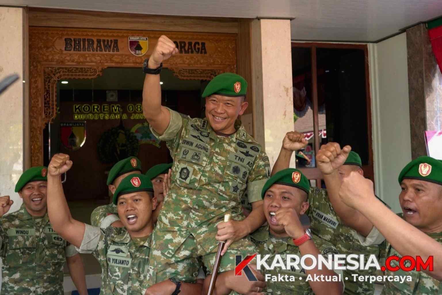 Danrem 081/DSJ Kolonel Inf Erwin Agung bersama prajurit di Madiun.