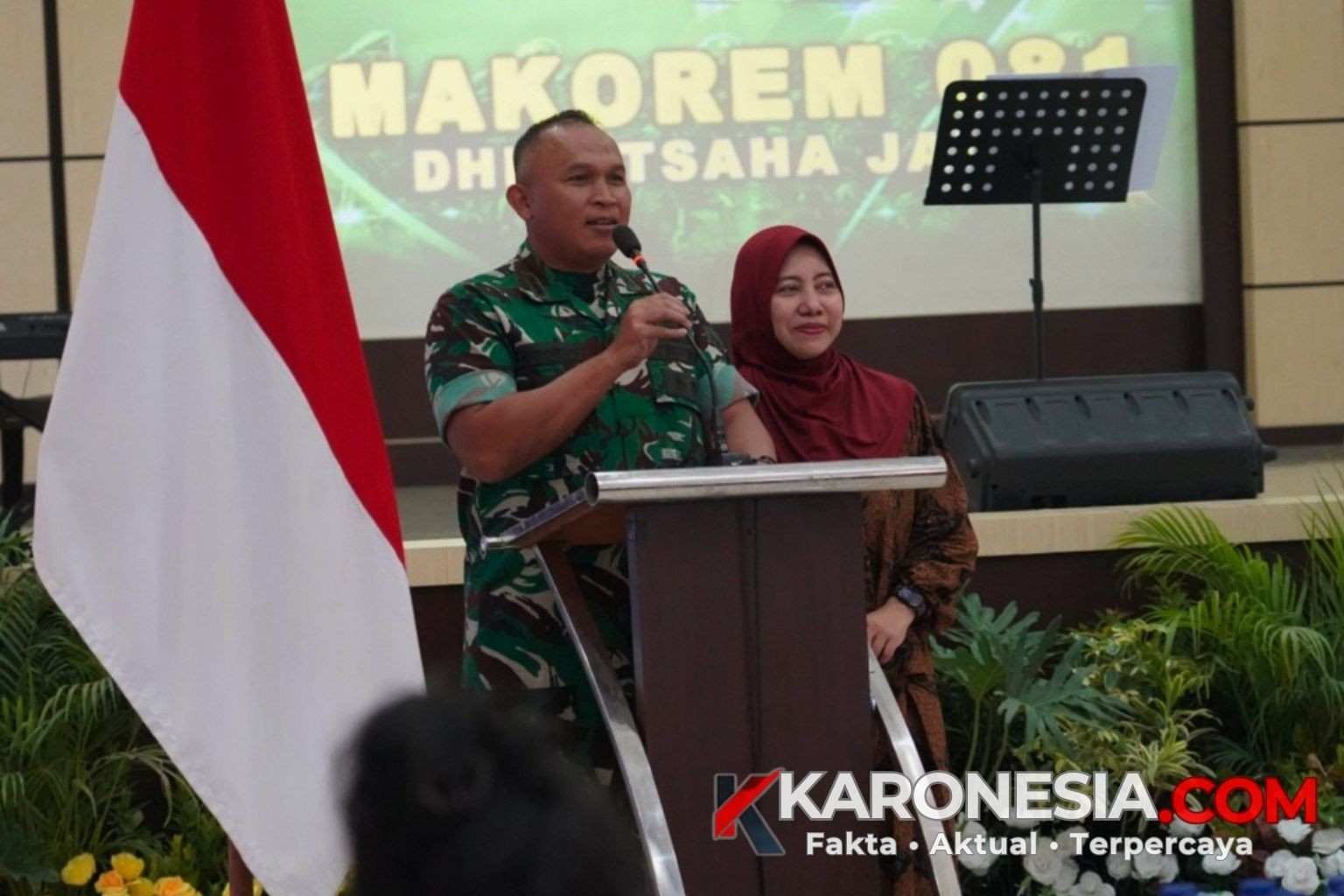 Danrem 081 Untoro Hariyanto bersama istri saat memberikan kata sambutan di acara pamitan di Makorem Madiun