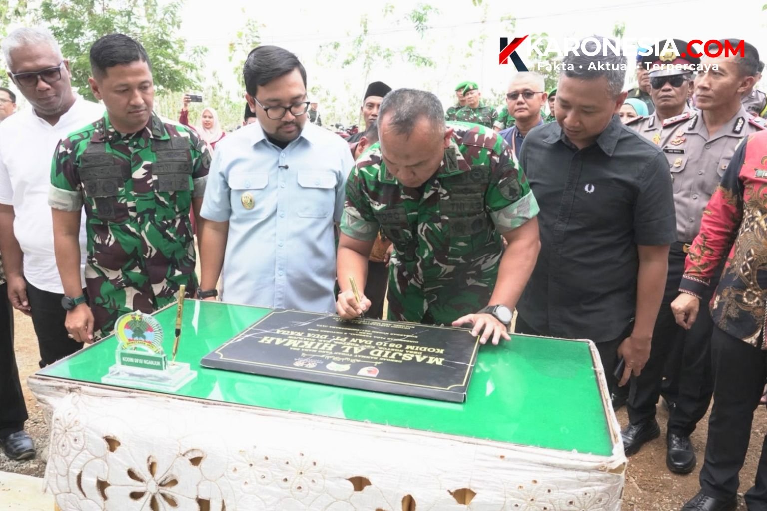 Danrem 081/DSJ Kolonel Arm Untoro Hariyanto menandatangani prasasti peresmian Masjid Al Hikmah di Dusun Wonoasri, Ngetos, Nganjuk