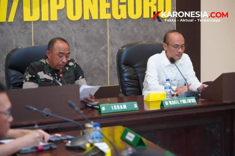 Irdam IV/Diponegoro dan Wakil Penanggung Jawab 3 BPK RI duduk berdampingan saat entry meeting pemeriksaan kinerja Yonif TP di Makodam IV/Diponegoro, Semarang