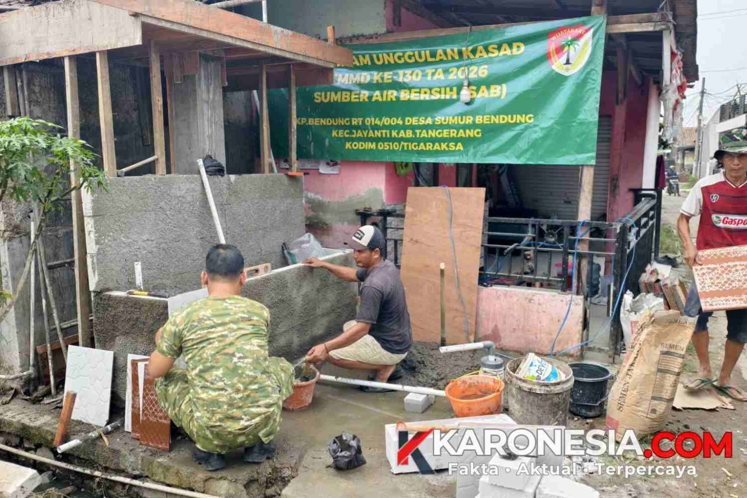 Anggota Satgas TMMD bersama warga membangun fasilitas Sumber Air Bersih di Desa Sumur Bandung Jayanti