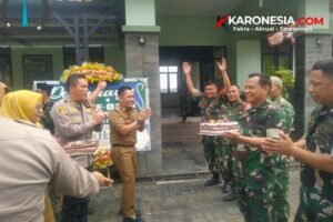 Jajaran Forkopimcam Panongan bertepuk tangan menyambut anggota Koramil 14/Panongan yang membawa kue ulang tahun HUT ke-81 TNI di Makoramil Panongan, Kabupaten Tangerang