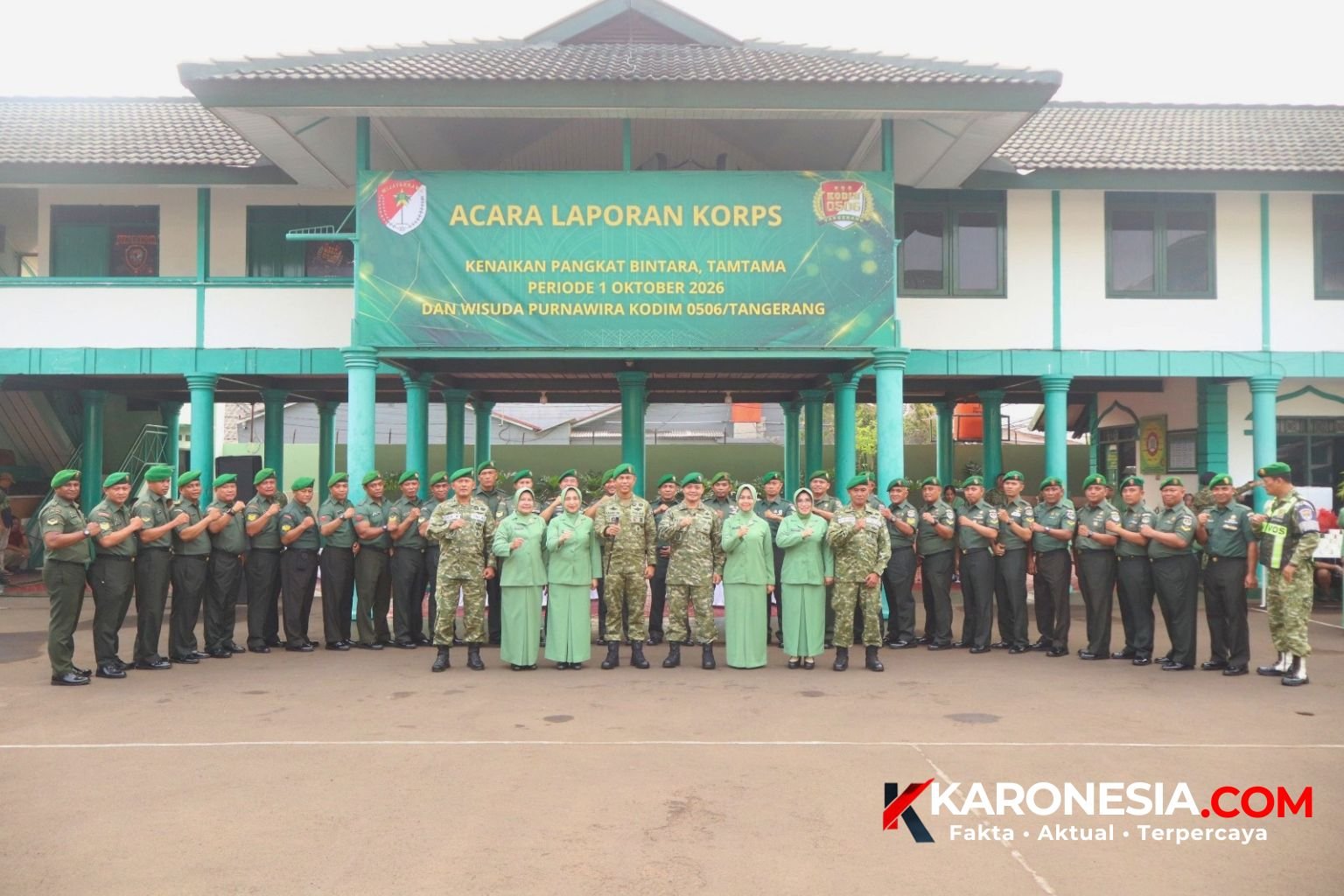 Dandim dan prajurit Kodim 0506/Tangerang berfoto bersama di depan spanduk laporan korps kenaikan pangkat dan wisuda purnawira