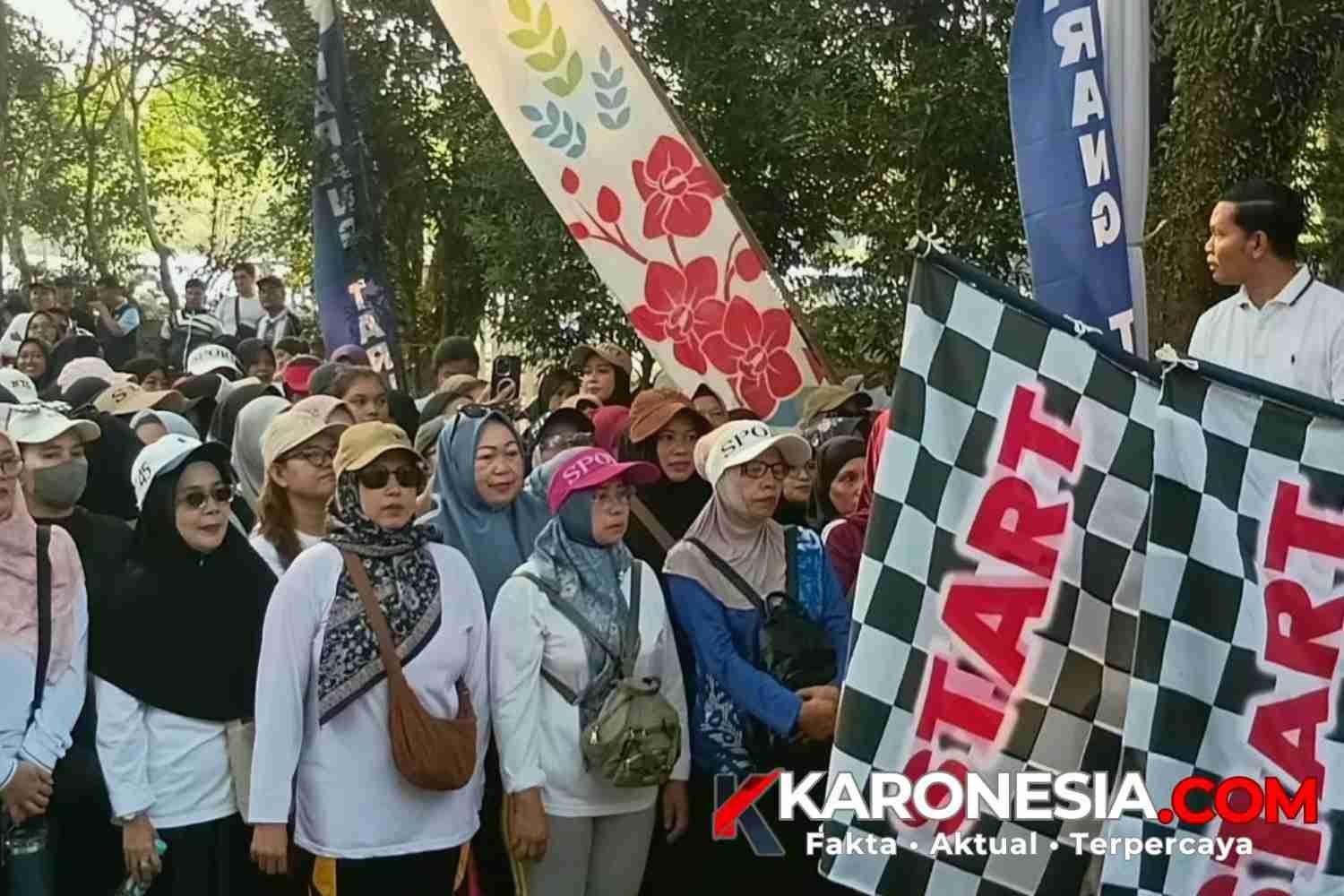 Danramil Serpong dan pejabat Pemkot Tangsel melepas jalan sehat Karang Taruna Banten 2026