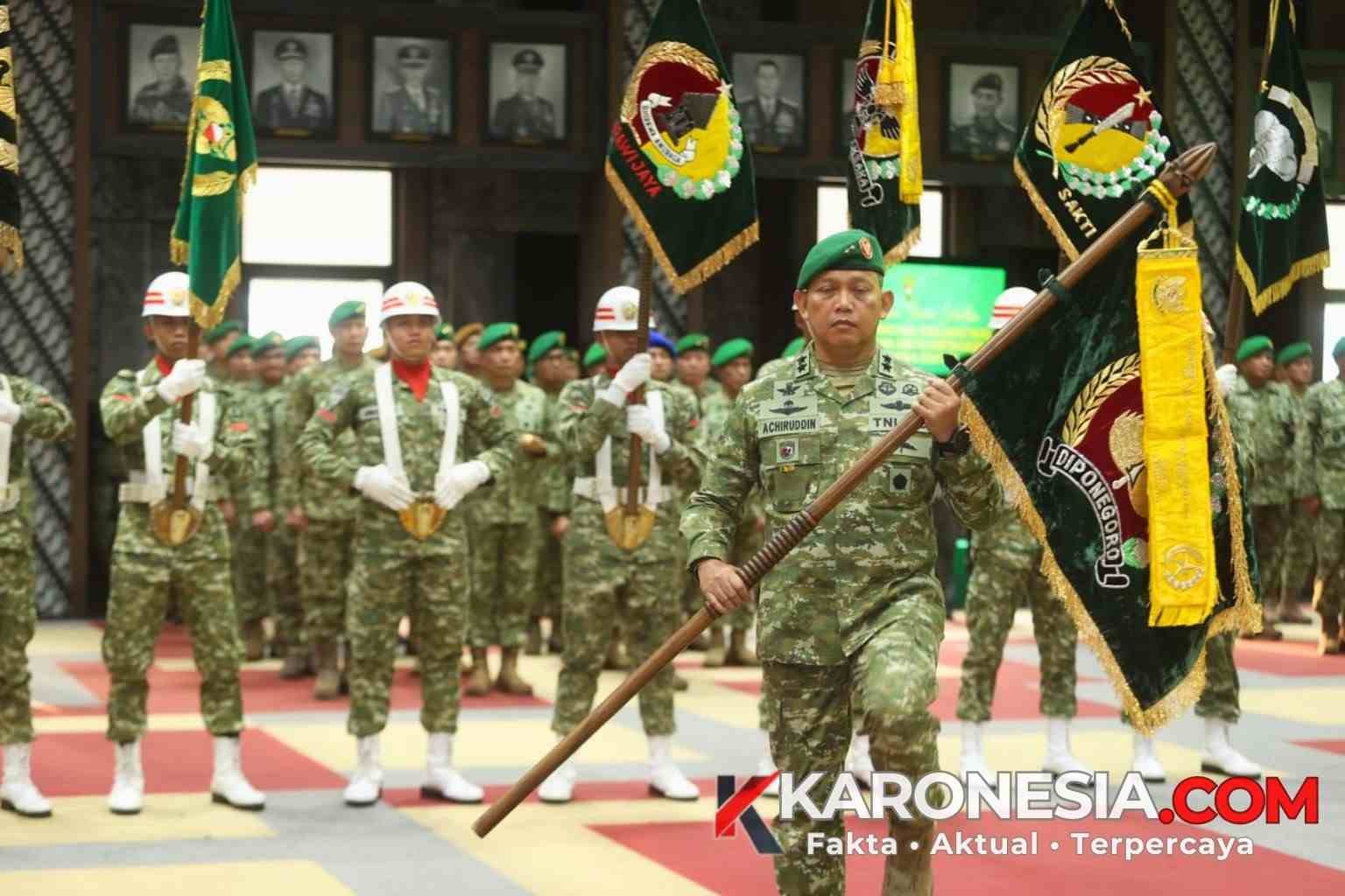 Mayjen TNI Achiruddin membawa bendera pataka Kodam IV/Diponegoro saat upacara sertijab di Jakarta 2026.