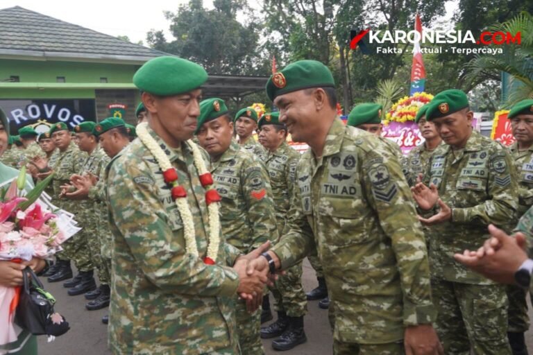 Letkol Inf Yudho Setyono berjabat tangan dengan prajurit dalam Tradisi Korps Pelepasan Warga Kodim 0510/Tigaraksa.