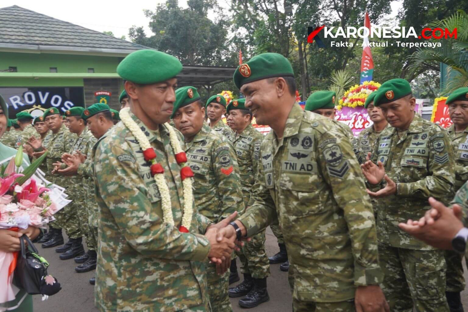 Letkol Inf Yudho Setyono berjabat tangan dengan prajurit dalam Tradisi Korps Pelepasan Warga Kodim 0510/Tigaraksa.