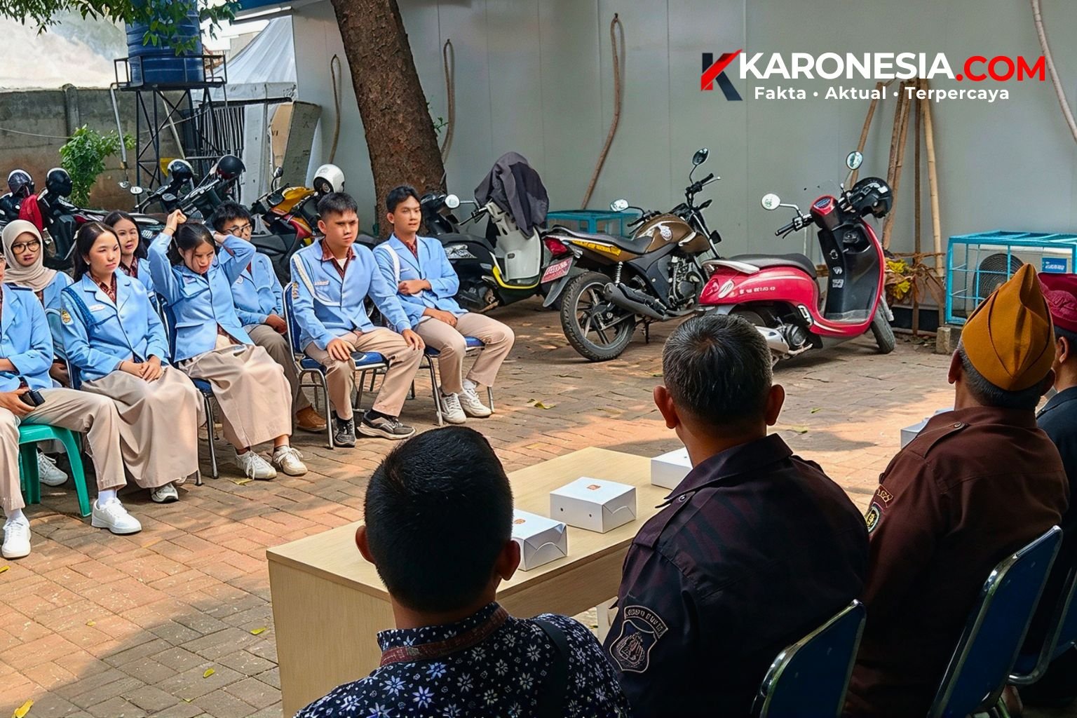 Pengurus OSIS SMA Labschool Cirendeu berseragam biru muda duduk menyimak kisah perjuangan veteran LVRI di Markas DPC LVRI Tangerang Selatan