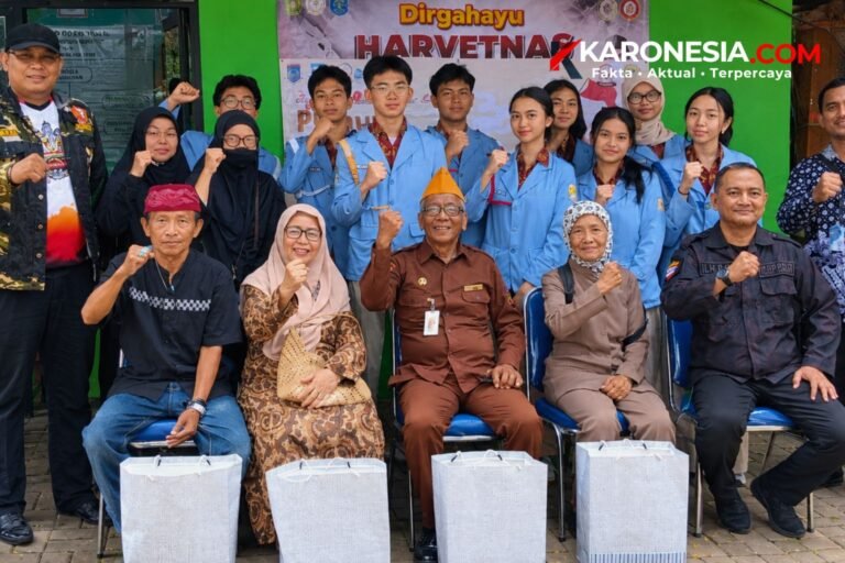 Kabid Pemuda Dispora Tangsel, pengurus LVRI, dan pengurus OSIS SMA Labschool Cirendeu berfoto bersama dengan tangan terkepal di acara Bulan Bakti Pemuda Peduli Veteran, Tangerang Selatan