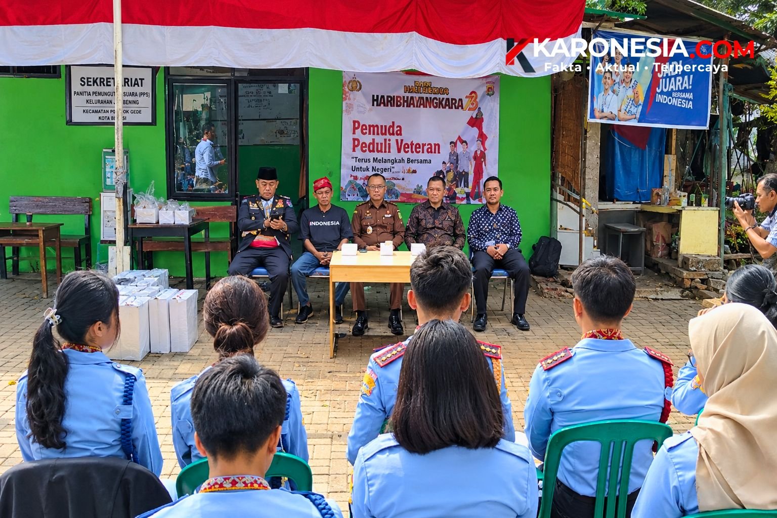 Pengurus OSIS berseragam biru muda menghadap lima tokoh yang duduk di depan spanduk Pemuda Peduli Veteran di Markas DPC LVRI Tangerang Selatan