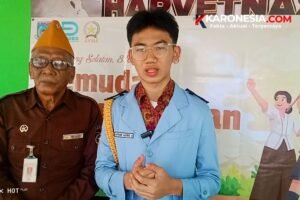 Ketua OSIS SMA Labschool Cirendeu Athar Alfino Aryatama berbicara di samping veteran LVRI di Markas DPC LVRI Tangerang Selatan