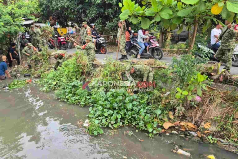 Personel TNI Kodim 0506 Tangerang bersama warga membersihkan tumpukan sampah dan tanaman liar di Sungai H Kilin Batuceper.
