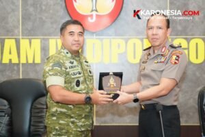 Kasdam IV/Diponegoro Brigjen TNI M. Andhy Kusuma bertukar cenderamata dengan perwira tinggi Polri peserta Sespimti Dikreg 36 di Makodam IV/Diponegoro, Semarang