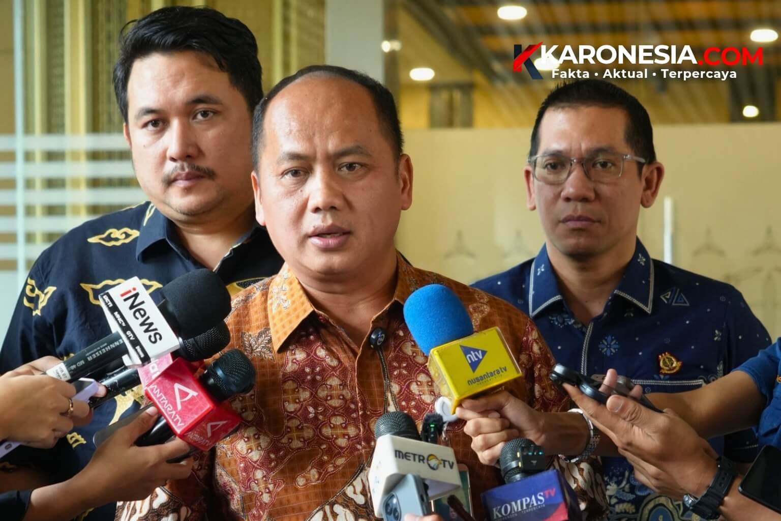 Konferensi pers Kejaksaan Agung terkait pengungkapan kasus korupsi proyek pengadaan motor listrik Badan Gizi Nasional.