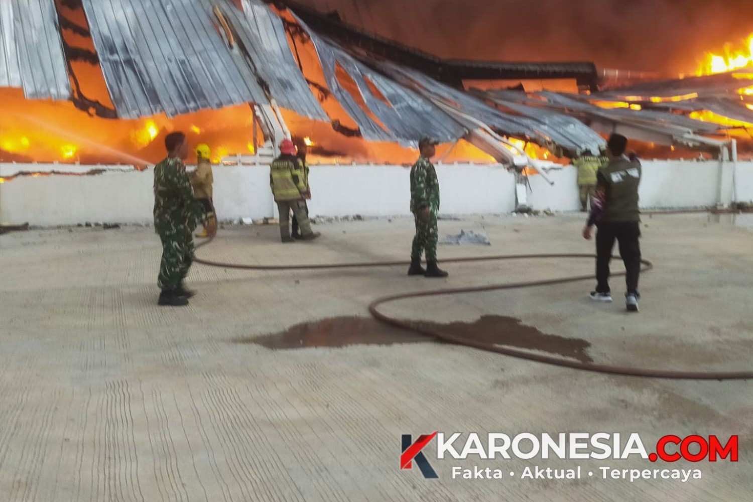 Kebakaran gudang ekspedisi di Sepatan, Kabupaten Tangerang, dengan api membakar atap bangunan.