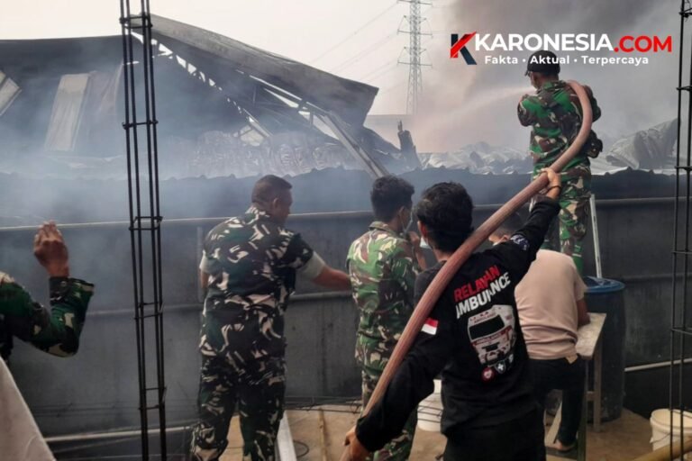 Anggota Koramil Cikupa bersama petugas pemadam kebakaran BPBD saat memadamkan api yang membakar bangunan pabrik plastik PT Respati Kemasindah di Cikupa, Kabupaten Tangerang.