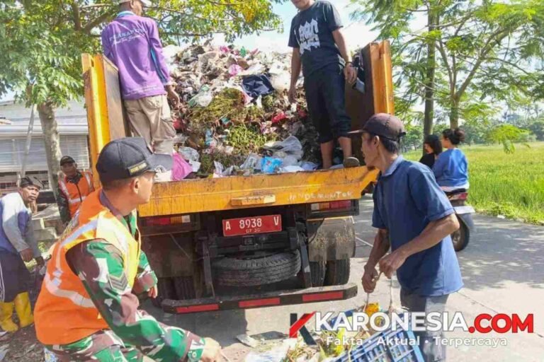Aparat Satgas Sampah Kodim 0510 bersama warga membersihkan kebersihan lingkungan Tangerang di Ketapang 2026.