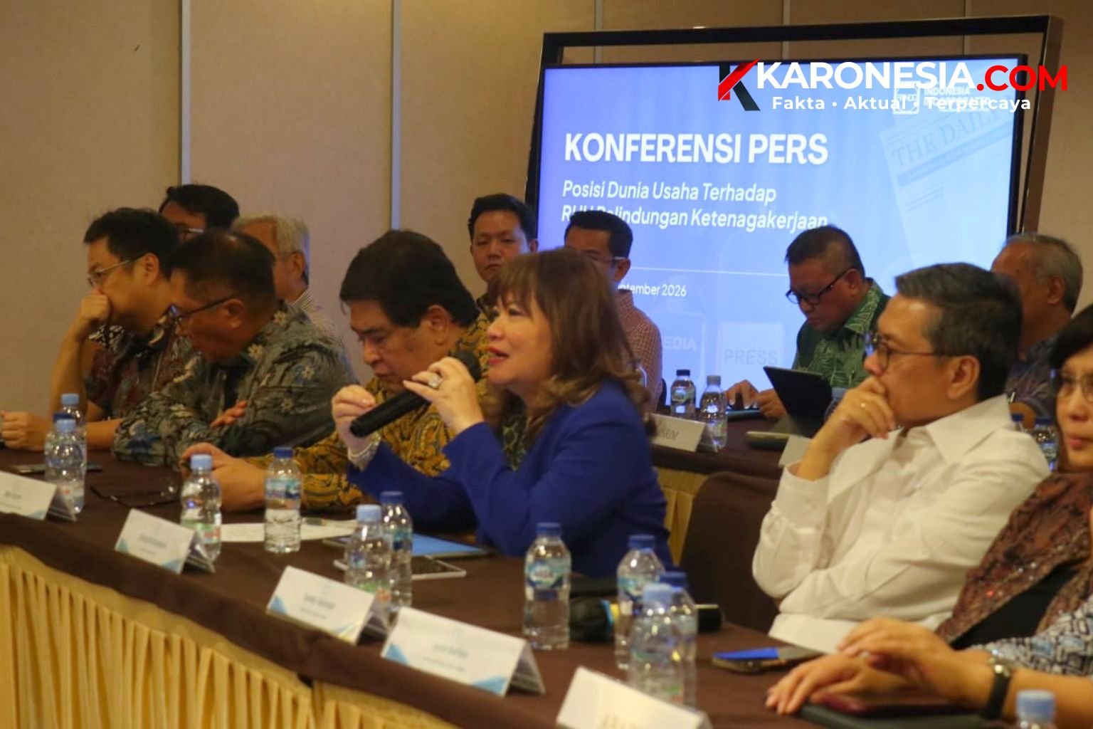 Ketua Umum APINDO Shinta W. Kamdani berbicara dalam konferensi pers terkait posisi dunia usaha terhadap RUU Perlindungan Ketenagakerjaan.