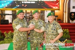 Kolonel Erwin Agung bersama Mayjen TNI Rudy Saladin dan Kolonel Untoro Hariyanto dalam prosesi pergantian Danrem 081/DSJ.