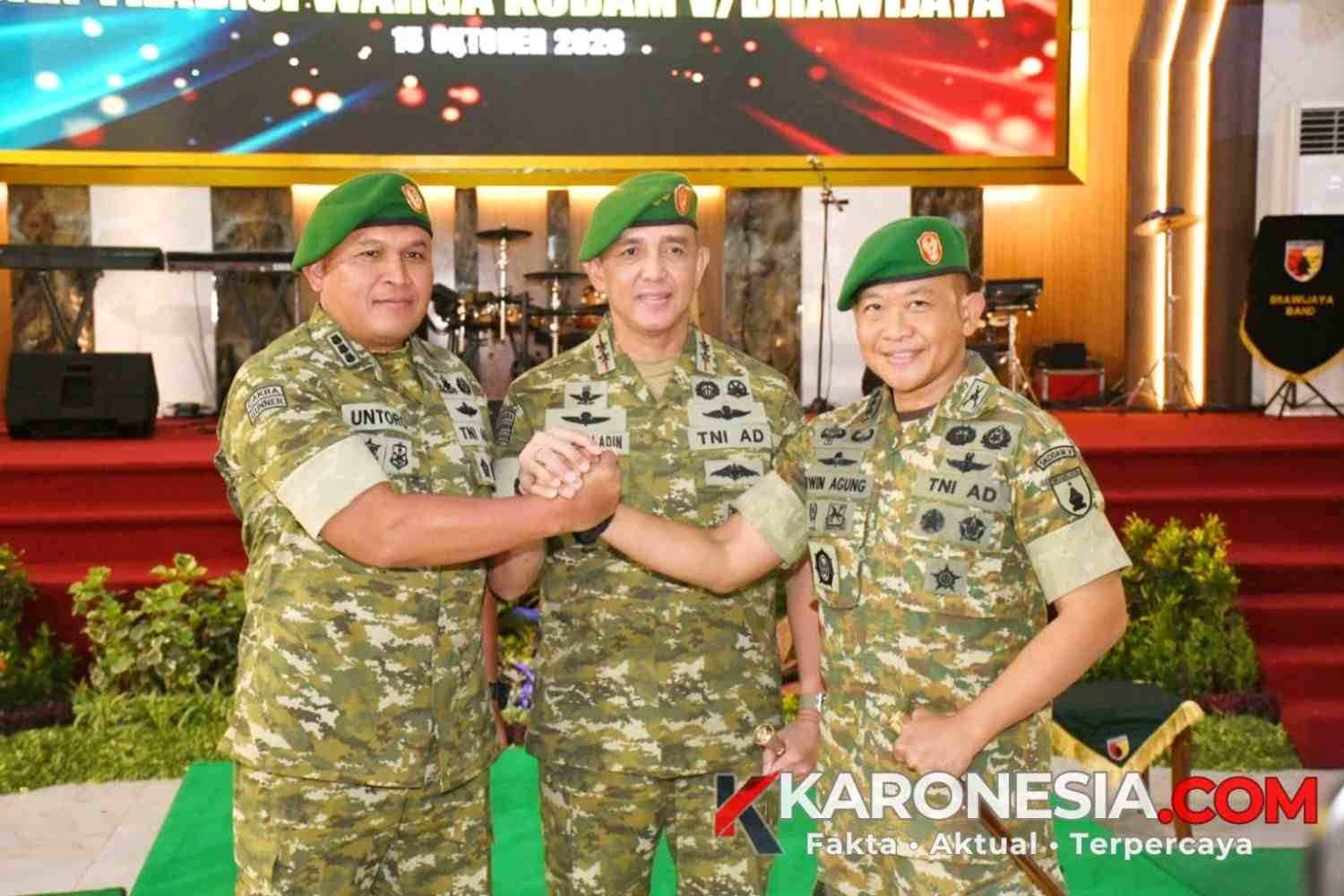Kolonel Erwin Agung bersama Mayjen TNI Rudy Saladin dan Kolonel Untoro Hariyanto dalam prosesi pergantian Danrem 081/DSJ.