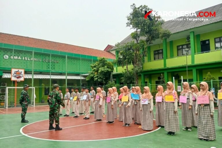 Personel Koramil 01 Tangerang memberikan arahan latihan PBB kepada puluhan pelajar SMP Islamic Centre di lapangan sekolah.