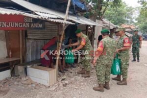 Anggota Koramil 01 Tangerang menyalurkan paket bantuan sembako kepada warga Cipondoh