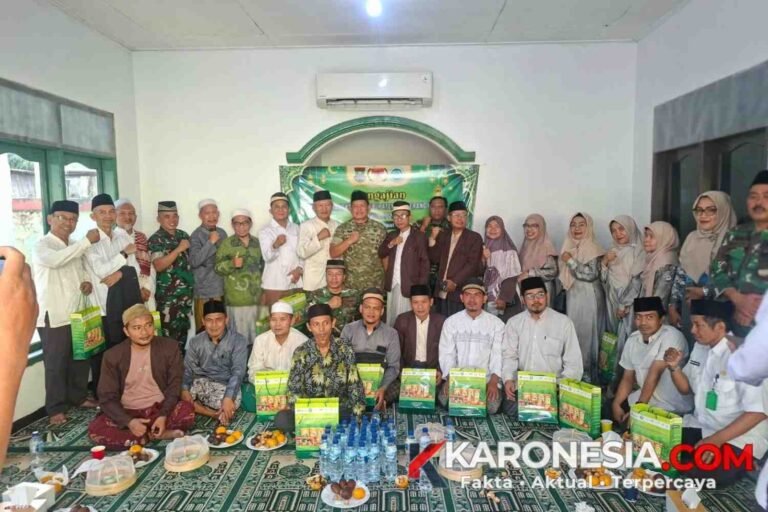 Danramil 04 Cikupa bersama pengurus MUI Cikupa dan jemaah berfoto bersama usai penyerahan bantuan sembako di Cikupa, Kabupaten Tangerang.
