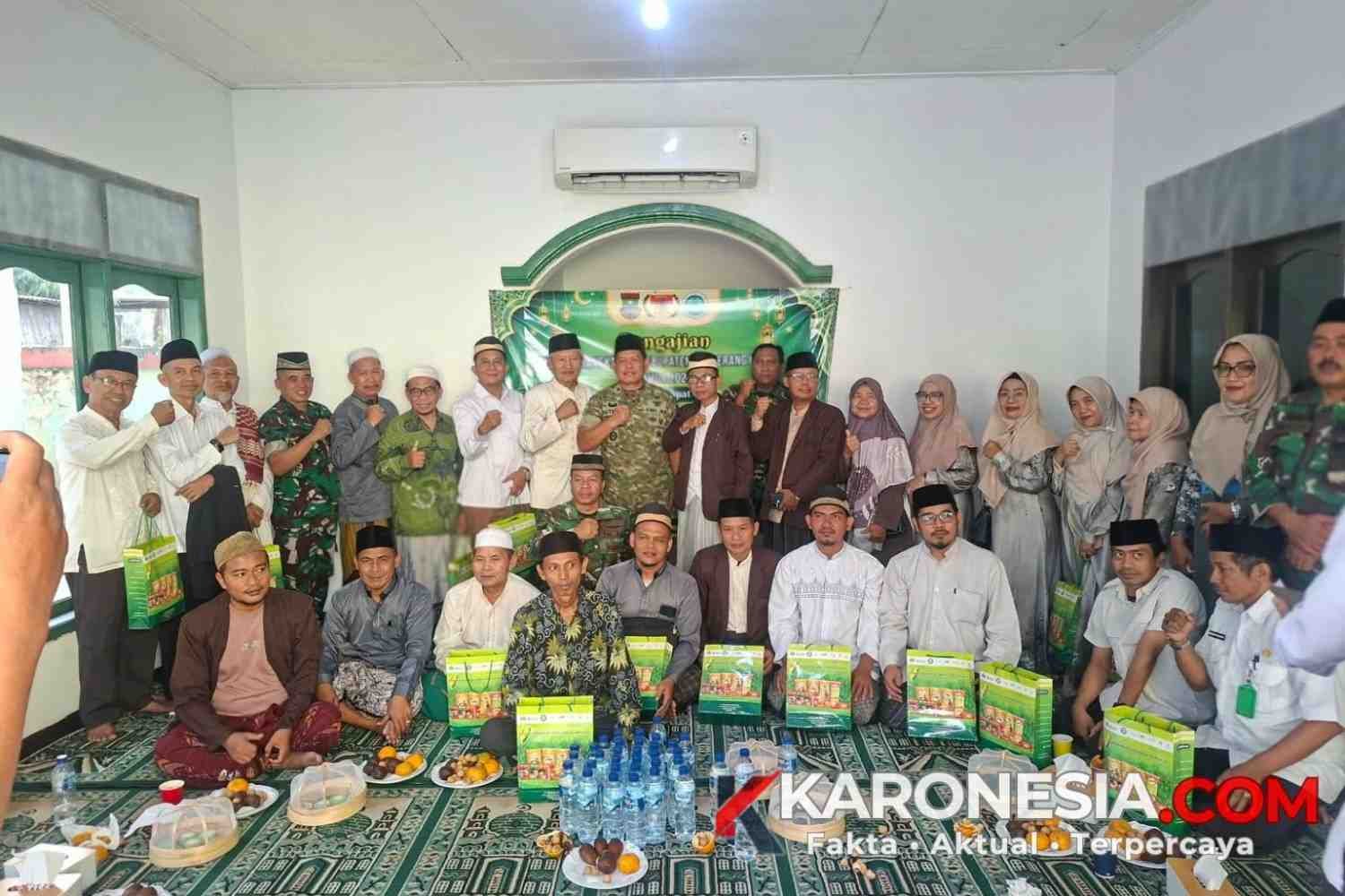 Danramil 04 Cikupa bersama pengurus MUI Cikupa dan jemaah berfoto bersama usai penyerahan bantuan sembako di Cikupa, Kabupaten Tangerang.