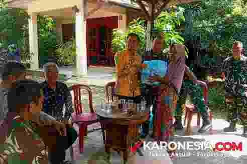 Lurah Pamulang Timur Ade Heri dan Koramil 08/Pamulang bagikan sembako kepada warga
